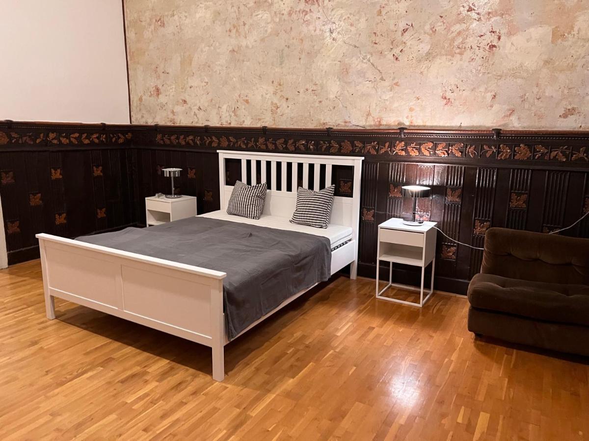 Vintage Vibes Super Flat Apartment