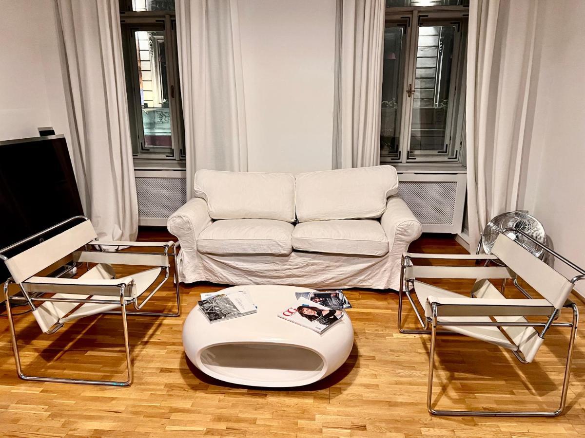 Vintage Vibes Super Flat Apartment